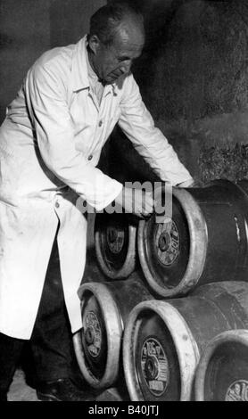Alcool, birra, birreria sperimentale, Monaco di Baviera Grosshombrern, esperimento con metallo kegs, 1950s, , Foto Stock
