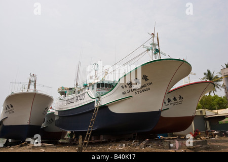 Barche da pesca in un cantiere bacino di carenaggio Donggang taiwan repubblica di Cina (ROC) Foto Stock