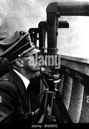 Eventi, Seconda guerra mondiale / seconda guerra mondiale, Polonia, assedio di Varsavia, 13.9.1939 - 28.9.1939, Adolf Hitler guardando con un periscopio binoculare, 25.9.1939, Foto Stock