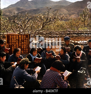 Geografia / viaggio, Cina, politica, membro di una brigata di produzione, provincia di Hopeh, lettura 'parole di Mao Zedong', 1967, Foto Stock