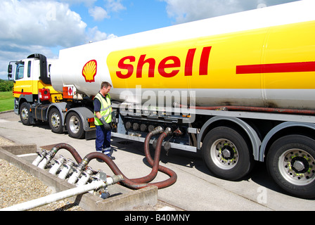 Shell tanker serbatoi di riempimento alla stazione di benzina, Cardiff Wales, Regno Unito Foto Stock