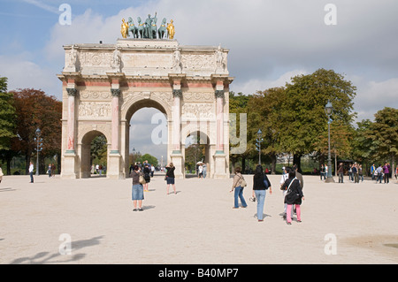 Il gate del Jardin des Tuileries dal museo del Louvre a Parigi Foto Stock