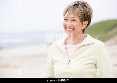 Donna presso la spiaggia di sorridere Foto Stock