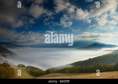 La nebbia giacente sul piano Grande all'alba, Parco Nazionale dei Monti Sibillini, Umbria, Italia Foto Stock