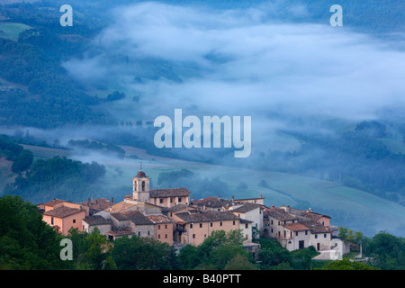 Il borgo di Castelvecchio con nebbia giacente in Valnerina all'alba, Umbria, Italia Foto Stock