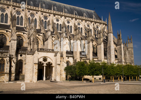 South face di Cathedrale St-Etienne, Bourges, Valle della Loira, in Francia. Righe di archi rampanti sostenere la cattedrale che anche Foto Stock