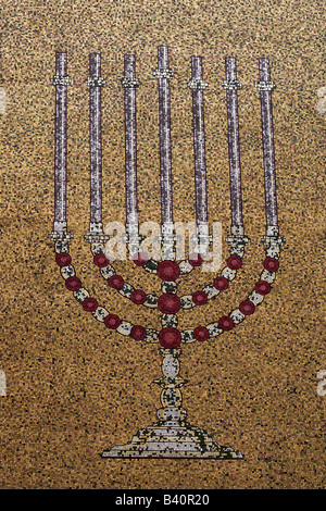 Il Menorah mosaico su una chiesa a Londra Foto Stock