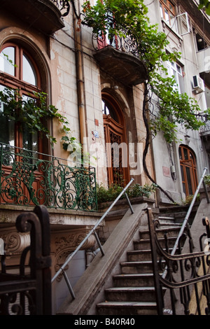 Bucarest Romania stile barocco residence sul Bulevardul Magheru mostra moto vorticoso di elementi in ferro battuto e vitigni balcone dettaglio Foto Stock