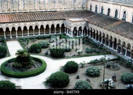 Geografia / viaggio, Italia, Sicilia, Monreale, chiostro, costruito 1174 - 1189 d.C. sotto il re Guglielmo II di Sicilia, vista interna, chiostro in stile saraceno, miscela di architettura saracena, bizantina, araba e normanna, Medioevo, storico, storico, antico, romanico, Normanni, monastero benedettino, cortile interno, Guglielmo, medievale, Foto Stock