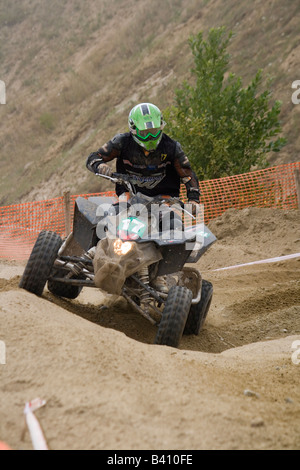 Quad biker durante il cross country gara. Foto Stock