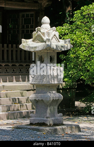 Un giardino giapponese lanterna al tempio Kotokuin Kamakura Giappone Foto Stock