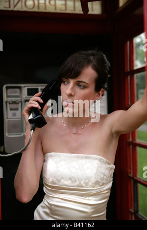 Bella promessa sposa di telefoni pubblici a pagamento - forse in ritardo per la Chiesa, preoccupato di dove lo sposo è, o avente secondi pensieri Foto Stock