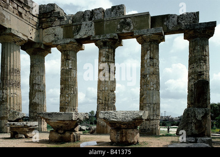 Geografia / viaggio, Italia, Sicilia, Selinunte (Selinus), colonia greca, fondata nel VII secolo a.C., distrutta nel 250 a.C., rovina, tempio e, costruita tra il 465 e il 450 a.C., vista interna, colonne doriche, rovine, Magna Grecia, città greca, distrutta dai cartaginesi durante la 1st guerra punica, antichità, religione, storia, archeologia, antichi scavi, Chiusura della città, Selinunt, settimo, primo, mondo antico, Foto Stock