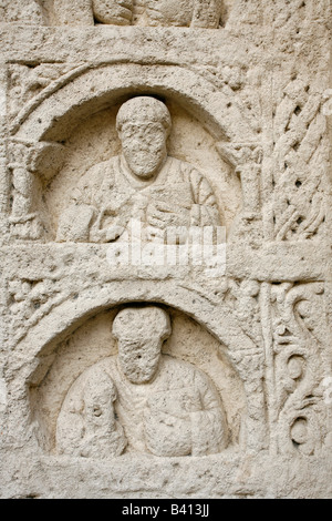 Il carving intorno alla porta della Stadtpfarrkirche St Stephan Tulln an der Donau Austria Inferiore Foto Stock