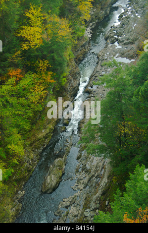 Nord America, USA, Vermont, Quechee. Una vista da sopra verso Quechee Gorge Foto Stock