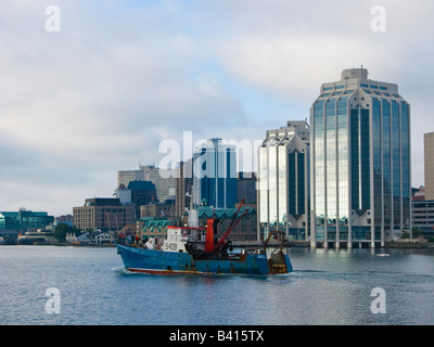 Una barca da pesca in corso nel porto di Halifax all'alba. Foto Stock