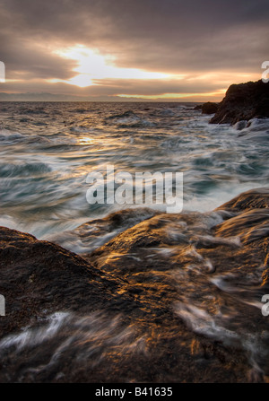 Stati Uniti d'America, Washington, le Isole San Juan. Tempesta onde sulla punta meridionale di Lopez Island. Foto Stock