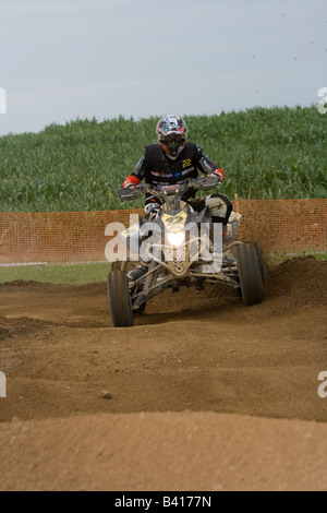 Quad biker durante il cross country gara. Foto Stock