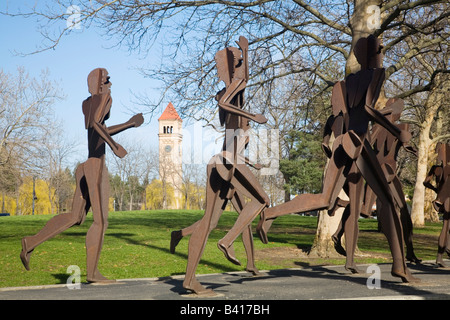 WA, Spokane, il Riverfront Park, scultura la gioia di correre insieme da David Govedare, la Torre dell Orologio in background Foto Stock