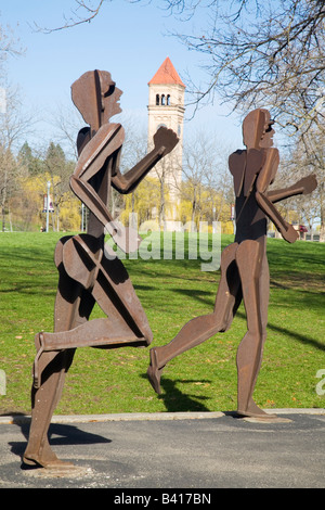 WA, Spokane, il Riverfront Park, scultura la gioia di correre insieme da David Govedare, la Torre dell Orologio in background Foto Stock