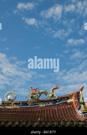 Eng Choon Associazione drago sul tetto e cielo blu, Malacca, Malaysia Foto Stock