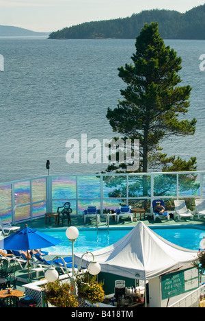 Stati Uniti d'America, Wa, le Isole San Juan. Rosario Resort, East Sound Orcas Island. Sala da pranzo esterna e piscina. Foto Stock