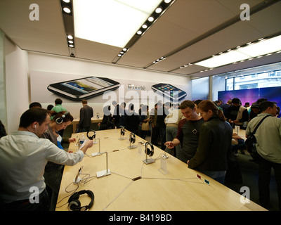 Persone che guardano il nuovo iPhone 3G nel molto occupato Apple store in Regent Street London REGNO UNITO Foto Stock