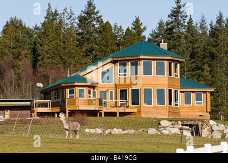 Stati Uniti d'America, WA, San Juan Island. Vista elegante casa. Foto Stock