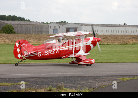 Pitts S-1S Offerte G-BRZX rullaggio dopo lo sbarco a Breighton Airfield Foto Stock