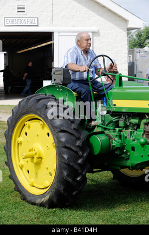 Il vecchio John Deere per i trattori agricoli sul display alla storica fattoria dimostrazione Michigan Foto Stock