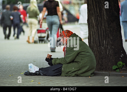 Una donna di accattonaggio in strada, Riga, Lettonia Foto Stock