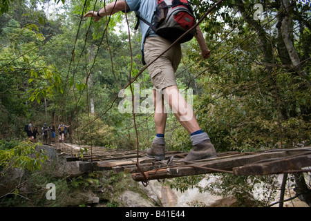 Attraversamento di un ponte durante il trekking in Vietnam Foto Stock