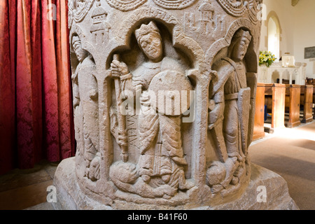 Il meravigliosamente scolpiti Norman font nella chiesa di St Peters nel villaggio Costwold di Southrop, nel Gloucestershire. Foto Stock