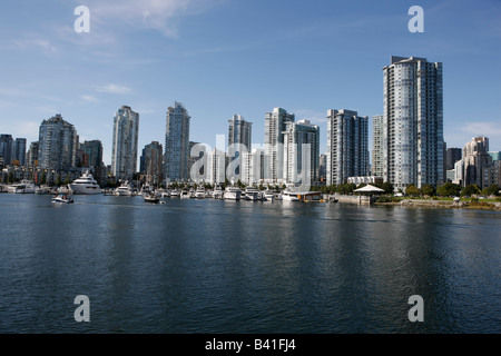 Le barche e gli edifici lungo il lungomare di Vancouver Foto Stock