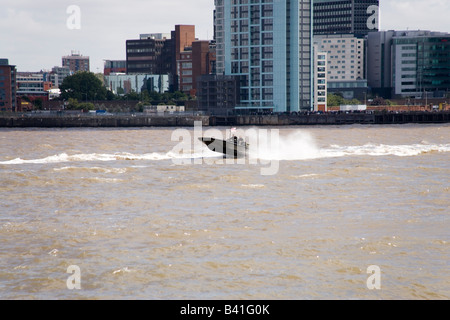 Royal Navy barca veloce sul fiume Mersey Liverpool lanciato dalla RFA Lyme Bay come parte della Tall Ships Race parade Foto Stock