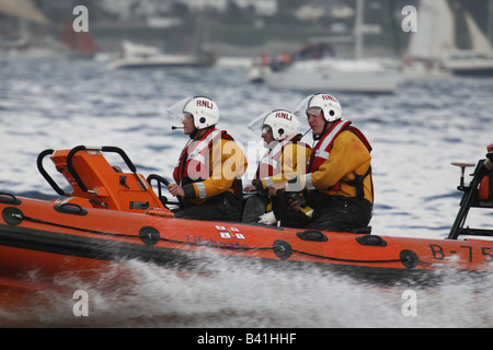 Falmouth scialuppa di salvataggio costiera Atlantic 75 ILB Eve Pank prendendo parte in esercitazione di soccorso off Pendennis Point Foto Stock