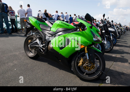 Gli spettatori e biciclette parcheggiate sul lungomare di Brighton durante il regime nazionale di prove. Foto Stock