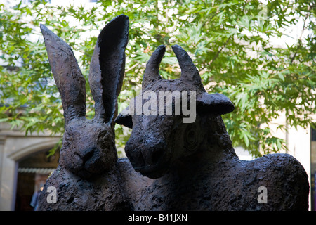 Il Minatour e la Lepre scultura, Cheltenham Promenade, Cheltenham, Inghilterra Foto Stock