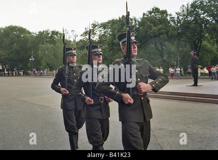 Guardia d'onore alla Statua della Libertà nella Riga, Lettonia Foto Stock