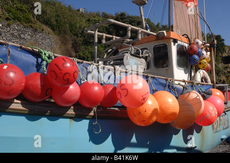 La pesca galleggia sulla barca, Cadgwith, Cornwall Foto Stock