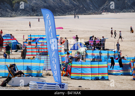 Windbreakers, il Whitesands Beach, il Whitesands Bay, Il Pembrokeshire Coast National Park, Pembrokeshire, Wales, Regno Unito Foto Stock