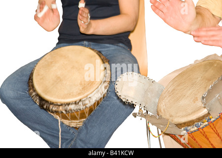 Due uomini giocando djembe - tamburo africano Foto Stock