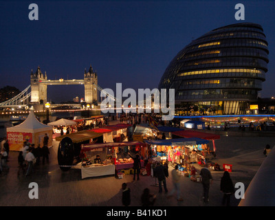 Thames Festival sulla riva del fiume vicino al city hall London Regno Unito Foto Stock