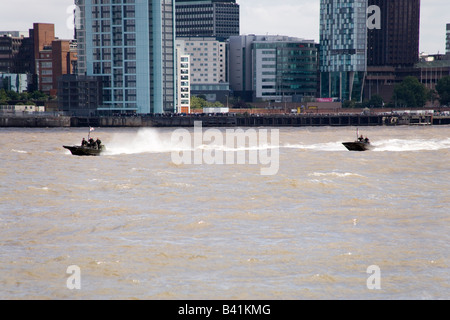 Royal Navy barca veloce sul fiume Mersey Liverpool lanciato dalla RFA Lyme Bay come parte della Tall Ships Race parade Foto Stock