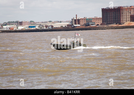 Royal Navy barca veloce sul fiume Mersey Liverpool lanciato dalla RFA Lyme Bay come parte della Tall Ships Race parade Foto Stock