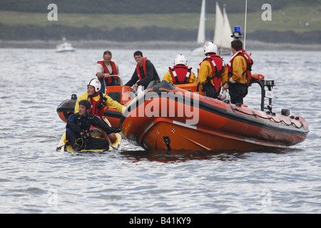 Falmouth scialuppa di salvataggio costiera Atlantic 75 ILB Eve Pank prendendo parte in esercitazione di soccorso off Pendennis Point Foto Stock