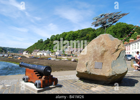 Lungomare del porto, Fishguard, Il Pembrokeshire Coast National Park, Pembrokeshire, Wales, Regno Unito Foto Stock