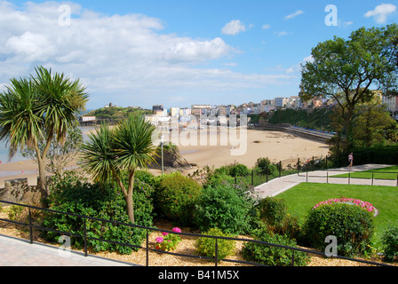 Porto e città vista da giardini, Tenby, Carmarthen Bay, Pembrokeshire, Wales, Regno Unito Foto Stock