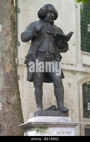 Inghilterra Londra Samuel Johnson statua dalla chiesa StClementDanes nel filamento Foto Stock