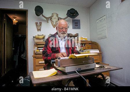 Scrittore e romanziere Donal Hamilton, autore del Matt Helm mistero libri, a sua scrittura studio in Santa Fe, New Mexico. Foto Stock